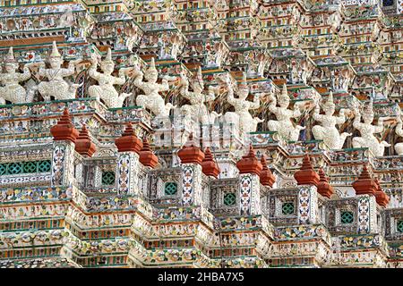 Atemberaubende architektonische Details des Hauptprans von Wat Arun mit Reihe mythischer Skulpturen und Stücken chinesischen Porzellans, Bangkok, Thailand Stockfoto