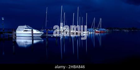 Bootshafen am späten Abend auf dem Chiemsee, Oberbayern, Deutschland Stockfoto