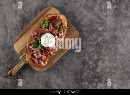 Pinsa romano. Hausgemachte Pizzavielfalt. Stockfoto