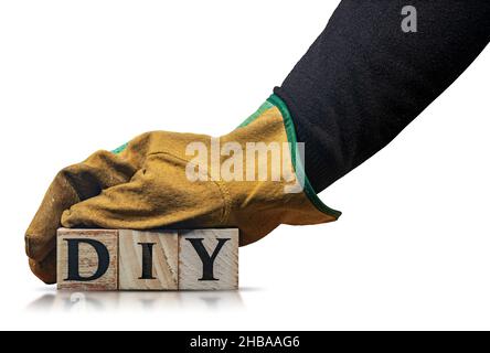 Arbeiter mit schützenden Arbeitshandschuhen, hält den Text DIY (Do IT Yourself), aus Holzblöcken, isoliert auf weißem Hintergrund mit Reflexionen Stockfoto