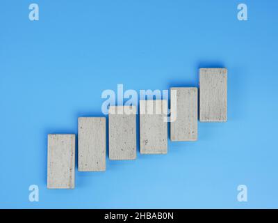 Business-Up-Chart-Konzept, Holzblock isoliert auf blauem Hintergrund Stockfoto