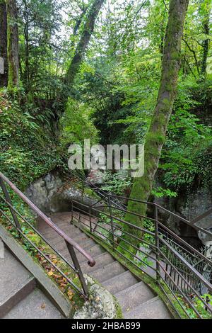 Wunderschöne Gorges du Fier, Flussschlucht in Frankreich in der Nähe des Sees von Annecy. Stockfoto