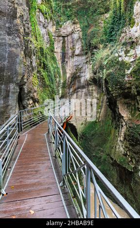 Wunderschöne Gorges du Fier, Flussschlucht in Frankreich in der Nähe des Sees von Annecy. Stockfoto