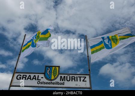 Graal-Müritz, Deutschland 22. Juni 2021, das Wappen der Ostseebad "Graal-Müritz" am Ende der Seebrücke Stockfoto