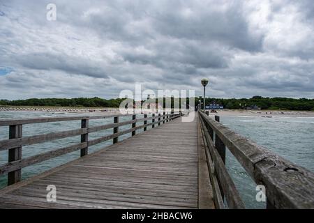 Der Blick vom Graal-Müritz Pier auf die Ostsee und den Strand Stockfoto