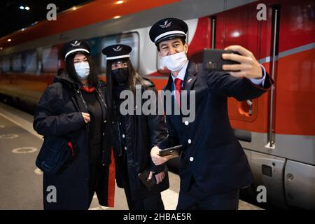 Paris, Frankreich. 18th Dez 2021. Trenitalia-Mitarbeiter posieren für ein Bild neben dem Trenitalia Frecciarossa-Zug. Die italienische Bahngesellschaft Trenitalia erstellte eine neue Strecke von Paris nach Mailand, aufgenommen am 18. Dezember 2021 im Pariser Gare De Lyon. Foto von Raphael Lafargue/ABACAPRESS.COM Quelle: Abaca Press/Alamy Live News Stockfoto