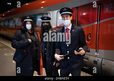 Paris, Frankreich. 18th Dez 2021. Trenitalia-Mitarbeiter posieren für ein Bild neben dem Trenitalia Frecciarossa-Zug. Die italienische Bahngesellschaft Trenitalia erstellte eine neue Strecke von Paris nach Mailand, aufgenommen am 18. Dezember 2021 im Pariser Gare De Lyon. Foto von Raphael Lafargue/ABACAPRESS.COM Quelle: Abaca Press/Alamy Live News Stockfoto
