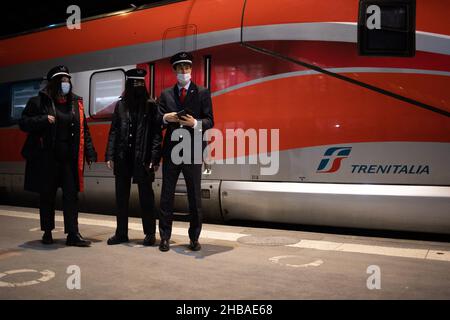 Paris, Frankreich. 18th Dez 2021. Trenitalia-Mitarbeiter posieren für ein Bild neben dem Trenitalia Frecciarossa-Zug. Die italienische Bahngesellschaft Trenitalia erstellte eine neue Strecke von Paris nach Mailand, aufgenommen am 18. Dezember 2021 im Pariser Gare De Lyon. Foto von Raphael Lafargue/ABACAPRESS.COM Quelle: Abaca Press/Alamy Live News Stockfoto