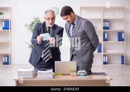 Zwei männliche Buchhalter im Budgetplanungskonzept am Arbeitsplatz Stockfoto