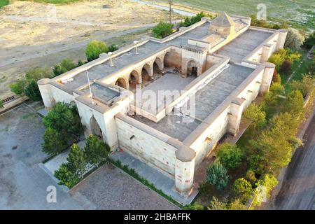 Sarihan Caravanserai wurde 1249 während der anatolischen Seldschuken-Zeit erbaut. Ein Blick von der Vorderseite der Karawanserei. Nevsehir, Türkei. Stockfoto