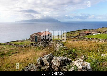 Landschaft mit landwirtschaftlichen Feldern auf der Insel Corvo, Azoren, Portugal Stockfoto