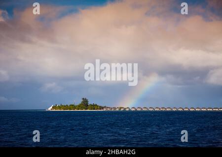 Regenbogen über Urlaubsinsel, Nord-Ari-Atoll, Indischer Ozean, Malediven Stockfoto