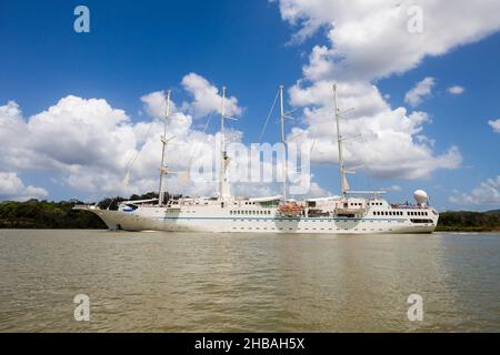 Das 4-Mast-Segelschiff Wind Star fährt durch den Panamakanal, Republik Panama, Mittelamerika. 23. Februar 2018. Stockfoto