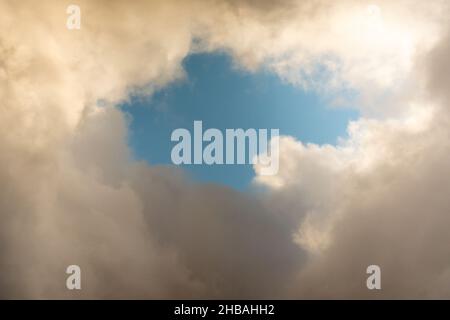 Malerische Wolken am Himmel. Blick auf Zyklon oder Sturm Epische Ansicht. Hope-Konzept. Freiheit . Hochwertige Fotos Stockfoto