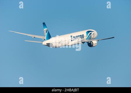 ÄgyptAir Boeing 777 Jet Airliner Flugzeug SU-GDM startet vom Flughafen London Heathrow, London, Großbritannien. Im blauen Himmel wegklettern Stockfoto