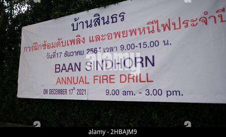 Wohlhabende Nachbarschaft lang Suan aka Soi Langsuan Road Chidlom Bangkok Thailand Schild Plakatwand Stockfoto