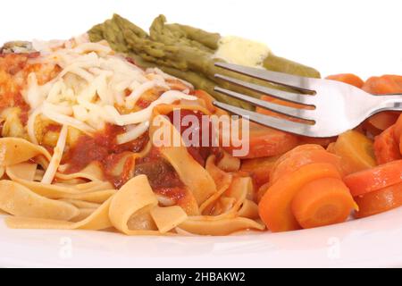 Spargel und Karotten mit gebackenem Huhn und Marinara-Sauce auf weißem Hintergrund Stockfoto