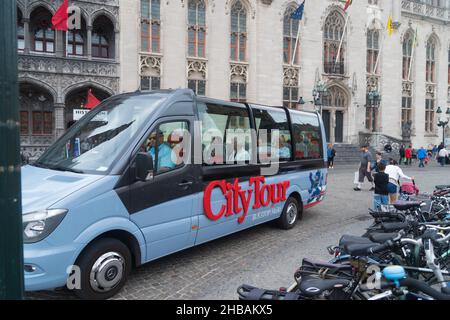 BRÜGGE, BELGIEN - 31. JULI 2019: Stadtrundfahrt mit Touristen in Brügge, der Hauptstadt und größten Stadt der Provinz Westflandern im flämischen R Stockfoto