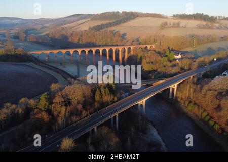 Melrose, Großbritannien. 18th Dez 2021. Am frühen Morgen Sonnenschein über dem River Tweed in den Scottish Borders am Leaderfoot in der Nähe von Melrose am Samstag, 18. Dezember 2021. Das ehemalige Viadukt, das vor kurzem als Kulisse für die letzten Indiana Jones-Dreharbeiten gesehen wurde, badete im frühen Wintersonnenlicht, die niedrigen Temperaturen über Nacht wurden zur frostigen Szene. ( Kredit: Rob Gray/Alamy Live News Stockfoto