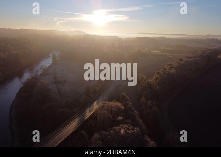 Melrose, Großbritannien. 18th Dez 2021. Am frühen Morgen Sonnenschein über dem River Tweed in den Scottish Borders am Leaderfoot in der Nähe von Melrose am Samstag, 18. Dezember 2021. Der Fluss Tweed fließt nach Tweed zum Meer bei Berwick, gebadet in der frühen Wintersonne, niedrige Temperaturen über Nacht wurden zur frostigen Szene. ( Kredit: Rob Gray/Alamy Live News Stockfoto