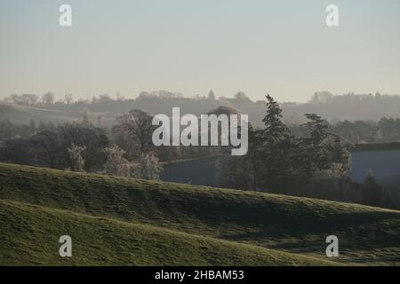 Melrose, Großbritannien. 18th Dez 2021. Am Samstag, den 18. Dezember 2021, strahlte am frühen Morgen die Sonne über frostigen Wäldern in den Scottish Borders am Leaderfoot in der Nähe von Melrose. ( Kredit: Rob Gray/Alamy Live News Stockfoto