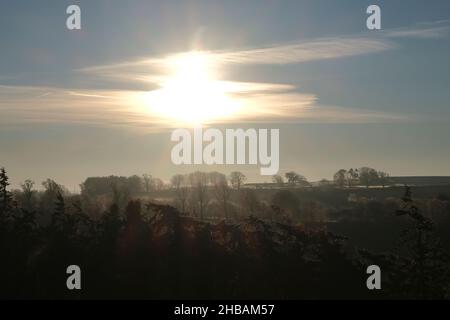 Melrose, Großbritannien. 18th Dez 2021. Am Samstag, den 18. Dezember 2021, strahlte am frühen Morgen die Sonne über frostigen Wäldern in den Scottish Borders am Leaderfoot in der Nähe von Melrose. ( Kredit: Rob Gray/Alamy Live News Stockfoto