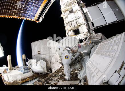 Spacewalk, Internationale Raumstation, 2. Dezember 2021. Kayla Barron, Mitglied der NASA-Besatzung, wird während eines 6-stündigen und 32-minütigen Spacewalk abgebildet, um ein defektes Antennensystem auf der Tragkonstruktion der Internationalen Raumstation Port-1 zu ersetzen. Eine digital optimierte Version eines NASA-Bildes. Quelle: NASA. Hinweis: Nutzungsbeschränkungen: Nicht als Empfehlung zu präsentieren - nur zur redaktionellen Verwendung. Stockfoto