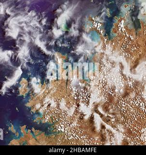 Der Eukalyptuswald von NW-Australien ist in diesem Landsat 9-Bild zu sehen, das am 31. Oktober 2021 von Landsat 9 aufgenommen wurde. Die Wälder sind während der Trockenzeit anfällig für Buschfeuer und dieses Bild zeigt ein andauerndes Feuer und mehrere Brandnarben, die rotbraun erscheinen. Landsat 9 wird Wissenschaftlern helfen, die Rolle des Klimawandels bei aktuellen und zukünftigen Buschbränden sowie der Erholung der Vegetation zu verstehen. Über Landsat können Wissenschaftler und Landmanager einen Blick auf die Veränderungen auf der Oberfläche unseres Planeten auf Landschaftsebene werfen. Stockfoto
