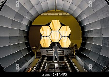 Das James Webb Space Telescope wird gemeinsam von der NASA, der Europäischen Weltraumorganisation und der kanadischen Weltraumorganisation entwickelt. Es ist geplant, als Nachfolger des Hubble Space Telescope die Flaggschiff-Mission der NASA in der Astrophysik zu sein. Das Teleskop spiegelt sich, als es direkt vor der Testkammer in der Röntgenkalibrationseinrichtung im Marshall Space Flight Center, Huntsville, Alabama, USA, sitzt. Primäres Spiegelsegment-Kryogentests Ê Bildquelle: NASA/MSFC/D.Higginbotham nur zur redaktionellen Verwendung. Stockfoto