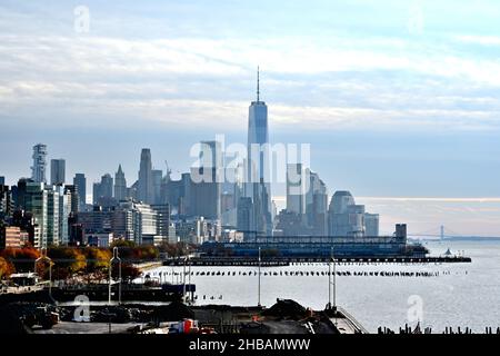 Blick auf das Finanzviertel von New York, einschließlich des ikonischen 94-stöckigen One World Trade Center, dem höchsten Gebäude der Vereinigten Staaten. Stockfoto