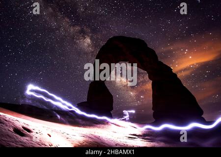 Delicate Arch bei Nacht mit Lichtspuren von einer Stirnlampe; die Milchstraße im Himmel darüber. Arches National Park, Utah, Vereinigte Staaten von Amerika. Eine einzigartige, optimierte Version eines Bildes von NPS Ranger JW Frank; Quelle: NPS/Jacob W. Frank Stockfoto