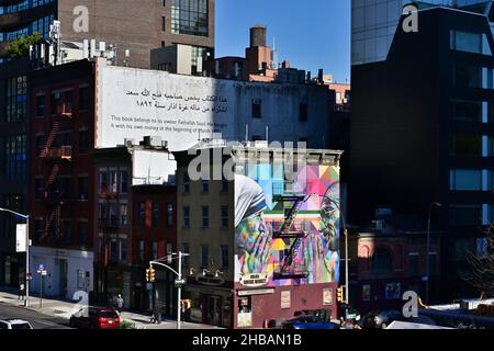 Sonnenbeschienene dreistöckige Wandmalerei von Mutter Teresa und Mahatma Gandhi des brasilianischen Straßenkünstlers Eduardo Kobra an der Seite eines Gebäudes in Chelsea, Manhattan Stockfoto