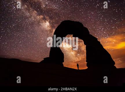 Delicate Arch bei Nacht mit der Milchstraße im Himmel darüber. Arches National Park, Utah, Vereinigte Staaten von Amerika. Eine einzigartige, optimierte Version eines Bildes von NPS Ranger JW Frank; Quelle: NPS/Jacob W. Frank Stockfoto