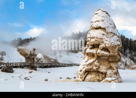 Liberty Cap mit frischem Schnee, Mammoth Hot Springs, Yellowstone-Nationalpark, Wyoming, Vereinigte Staaten von Amerika. Liberty Cap ist 37ft (11m) hoch. Es wurde von einer heißen Quelle geschaffen, die lange Zeit an einem Ort aktiv war. Sein Innendruck reichte aus, um das Wasser auf eine große Höhe zu heben, so dass sich Mineralvorkommen langsam und kontinuierlich für vielleicht Hunderte von Jahren aufbauen konnten. Eine einzigartige, optimierte Version eines Bildes von NPS Ranger JW Frank; Quelle: NPS/Jacob W. Frank Stockfoto