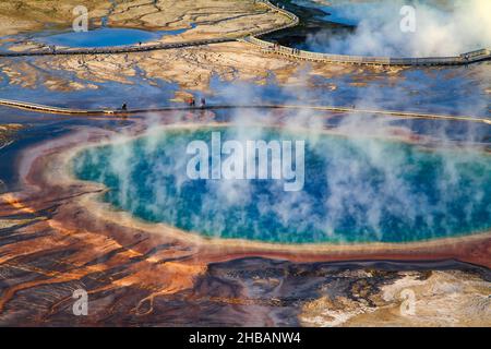 Die Grand Prismatic Spring im Yellowstone National Park ist die größte heiße Quelle in den USA und die drittgrößte der Welt nach dem Frying Pan Lake in Neuseeland und dem Boiling Lake in Dominica. Es liegt im Midway Geyser Basin. Teton County, Wyoming, Vereinigte Staaten von Amerika Eine einzigartige, optimierte Version eines NPS-Bildes, Quelle: NPS/D. Restivo Stockfoto