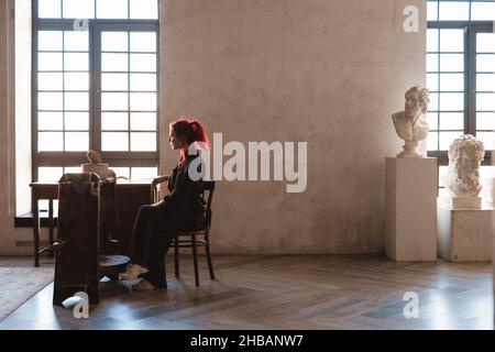 Junge Bildhauerin, die in einem Kunststudio eine Büstenskulptur mit Ton anfertigte Stockfoto