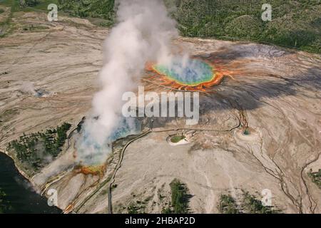 Luftaufnahme des Excelsior Geyser und der Grand Prismatic Spring, Yellowstone National Park. Die Grand Prismatic Spring ist die größte heiße Quelle der USA und die drittgrößte der Welt. Sie befindet sich im Midway Geyser Basin. Teton County, Wyoming, Vereinigte Staaten von Amerika Eine einzigartige, optimierte Version eines NPS-Bildes, Quelle: NPS/J. Peaco Stockfoto