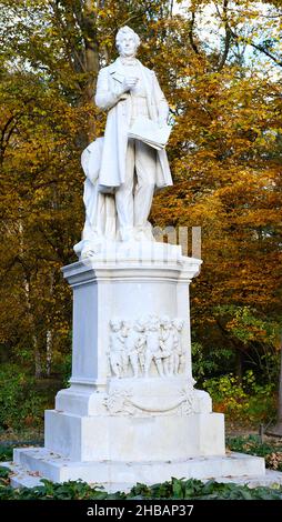 Berlin, 3. November 2021, Denkmal für den deutschen Komponisten Albert Lortzing im Großen Tiergarten. Stockfoto