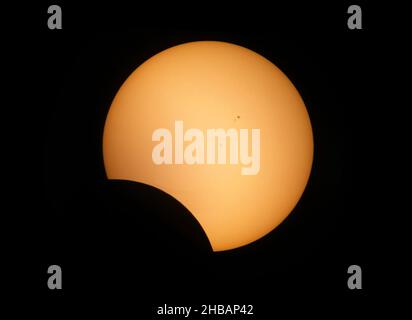 2017 Sonnenfinsternis vom Scotts Bluff National Monument aus gesehen, Nebraska, USA. Der Mond bewegt sich über die Sonne. Aufgenommen durch ein Teleskop mit Sonnenschild sind Sonnenflecken sichtbar. Eine einzigartige, optimierte Version eines NPS-Bildes, Quelle: NPS/L. Gaunt Stockfoto