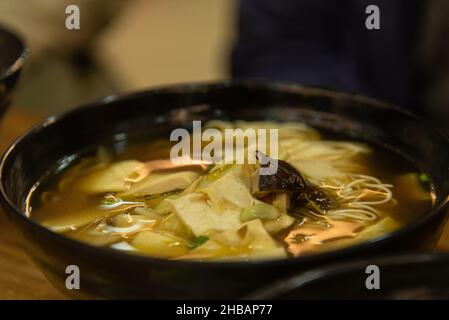 China, Shanghai. Chinesische Suppe in einem typischen Shanghai Restaurant Stockfoto