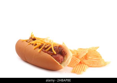 Hot Dog mit Chili und Käse mit Chips Stockfoto