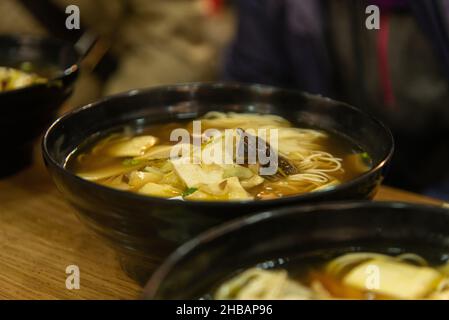 China, Shanghai. Chinesische Suppe in einem typischen Shanghai Restaurant Stockfoto