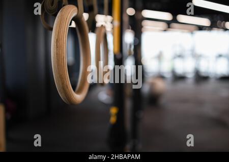 Im Fitnessstudio hängen Gymnastikringe aus nächster Nähe. Stockfoto