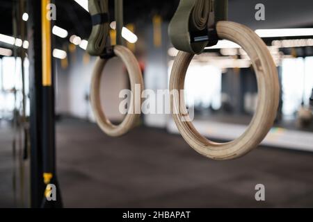 Im Fitnessstudio hängen Gymnastikringe aus nächster Nähe. Stockfoto