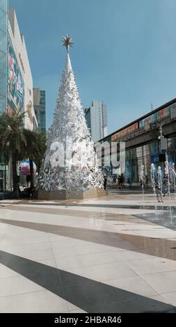 Christmas Tree Siam Paragon Shopping Mall Plaza in Bangkok, Thailand Stockfoto