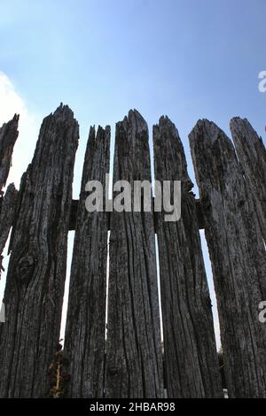 Altes rustikales verwittertes Holz, einfacher und einfacher Zaun. Stockfoto