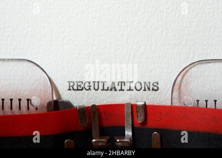 Das Wort Vorschriften mit einer Schreibmaschine geschrieben. Stockfoto