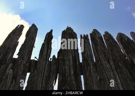 Altes rustikales verwittertes Holz, einfacher und einfacher Zaun. Stockfoto