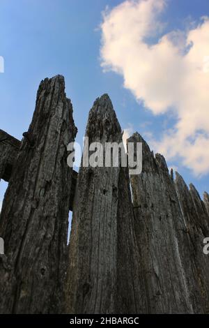 Altes rustikales verwittertes Holz, einfacher und einfacher Zaun. Stockfoto