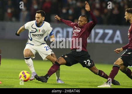 Der türkische Mittelfeldspieler Hakan Calhanoglu fordert den Ball mit dem nigrischen Mittelfeldspieler von Salernitana, Joel Obi, während des Fußballspiels der Serie A zwischen Salernitana und Inter im Arechi-Stadion in Salerno, Süditalien, am 18. September 2021. InterÕs Stockfoto